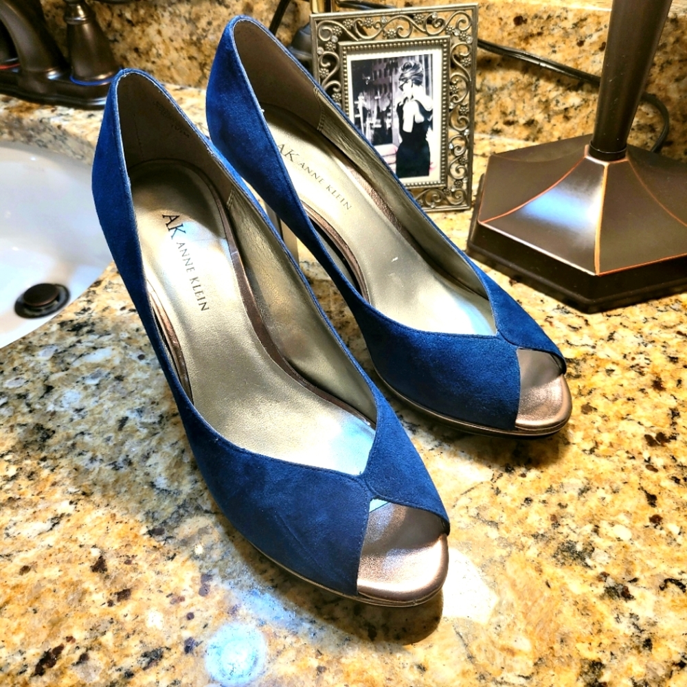 Anne Klein Esteria Dark Blue Suede heels 7.5M